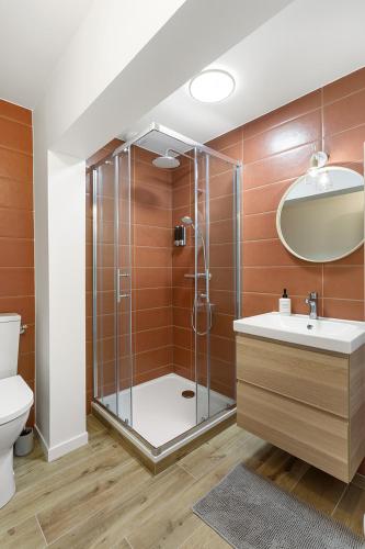 une salle de bain avec douche et lavabo dans l'établissement L'Escale du Voyage à Nantes, à Saint-Sébastien-sur-Loire