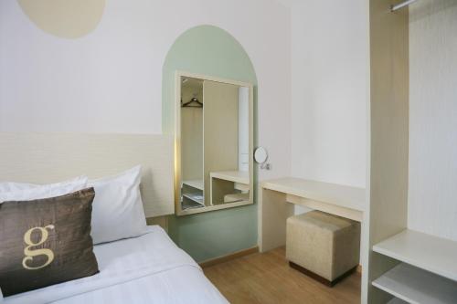 Postel nebo postele na pokoji v ubytování Hotel Gunawangsa Manyar