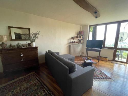un soggiorno con divano e pianoforte di Appartamento “Sut l’Ala” a Netro