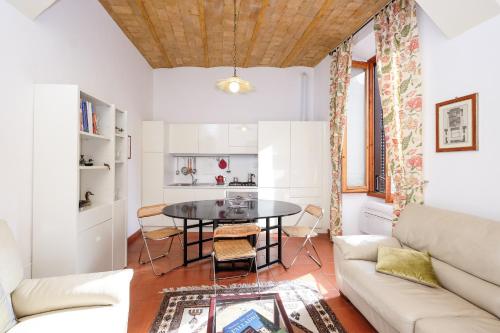 Trastevere Charming Retreat on Cobblestone Street