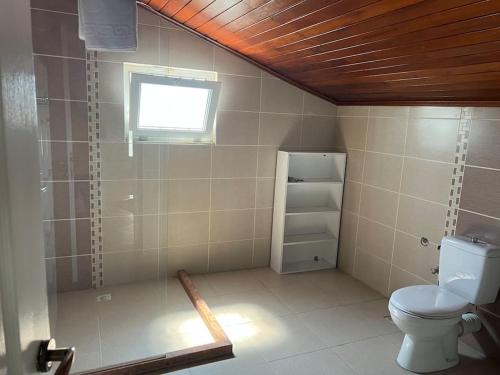 een badkamer met een toilet en een raam bij Villa Melissa Fethiye in Fethiye