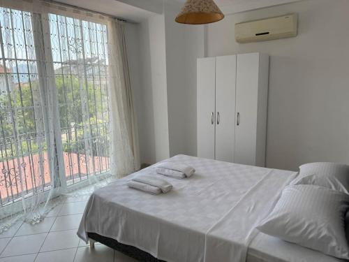 een slaapkamer met een bed met twee handdoeken erop bij Villa Melissa Fethiye in Fethiye