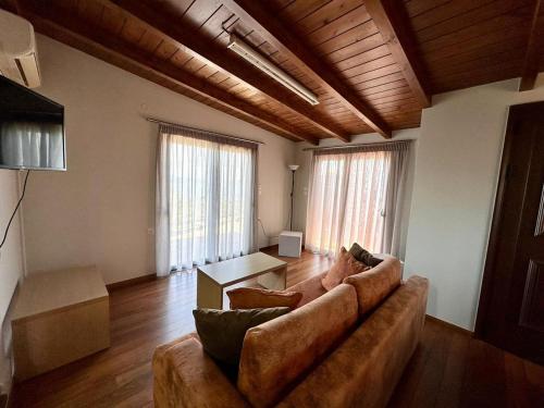 sala de estar con sofá y mesa en Lefkada Villas - Cheloni Villa Vafkeri en Vavkerí