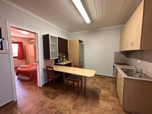 cocina con mesa y habitación con cama en Lefkada Villas - Cheloni Villa Vafkeri en Vavkerí