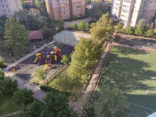an overhead view of a park with people in balloons at Beylikdüzü bölgesinde ferah bir site içi konut in Beylikduzu
