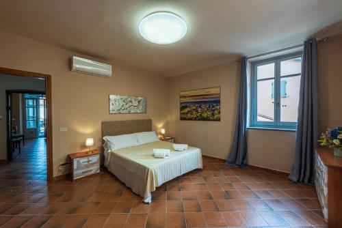 una camera con un letto e una grande finestra di Palazzo Ciravegna ad Alba
