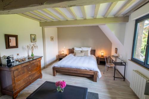 - une chambre avec un lit et une table dans l'établissement Le Manoir de la Campagne, à Yébleron