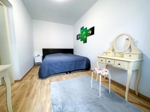 um quarto com uma cama, um toucador e um espelho. em Wohnung zum Wohlfühlen! em Feldbach