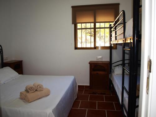 1 dormitorio con 2 toallas en una cama en CASA RURAL TRIGUEROS, en Córdoba
