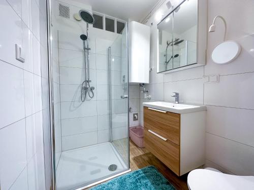 een badkamer met een douche en een wastafel bij Wohnung zum Wohlfühlen! in Feldbach