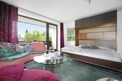 1 dormitorio con cama y mesa de cristal en Ferienpark Oberallgäu Haus 1, en Missen-Wilhams