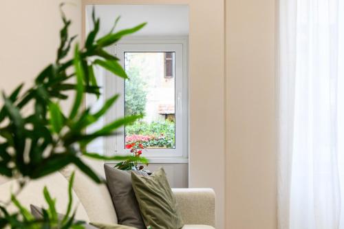 sala de estar con sofá y ventana en Simply Perfect Apartment - NDP Rent, en Roma