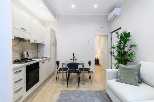 cocina y sala de estar con mesa y sofá en Simply Perfect Apartment - NDP Rent, en Roma