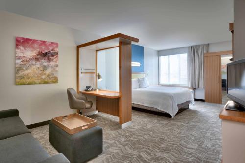 Habitación de hotel con cama y TV en SpringHill Suites by Marriott Salt Lake City Draper en Draper