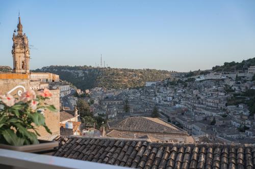 uma vista para uma cidade com uma torre de relógio em Il Girasole em Modica