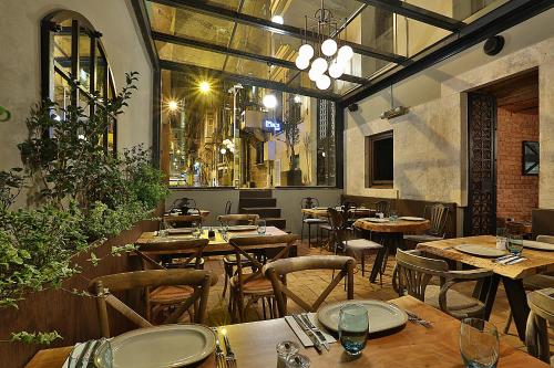 A restaurant or other place to eat at Taxim Lounge Hotel Special Category