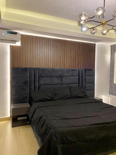 Executive 1-Bedroom Penthouse tesisinde bir odada yatak veya yataklar