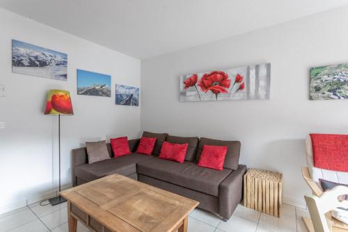 a living room with a couch and a table at Appart Tout Confort in Guillestre