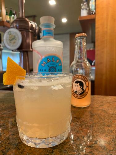 a drink sitting on a counter with a bottle of alcohol at Beohotel in San Lorenzo in Banale