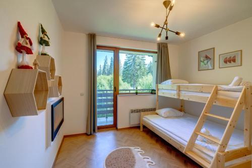 1 Schlafzimmer mit 2 Etagenbetten und einem Fenster in der Unterkunft Villa Kometa Pamporovo: Cozy 1-BD Flat in Pamporowo