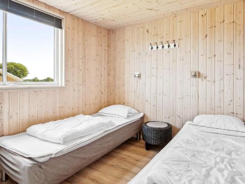 2 Betten in einem Zimmer mit Fenster in der Unterkunft Holiday home Bogense XLII in Bogense