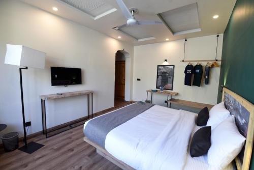 Una televisión o centro de entretenimiento en LOKAL Rooms x Skardu (Mountain View)