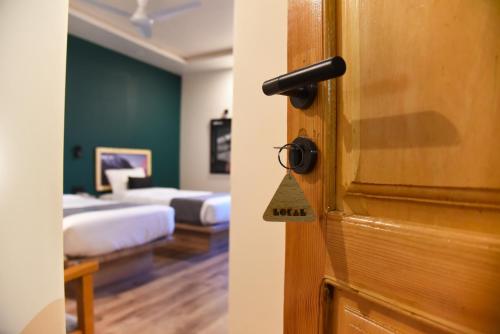 Una cama o camas en una habitación de LOKAL Rooms x Skardu (Mountain View)