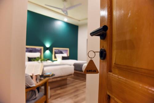 Una cama o camas en una habitación de LOKAL Rooms x Skardu (Mountain View)