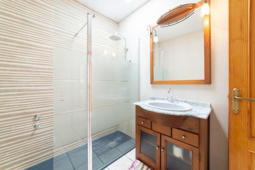 uma casa de banho com um lavatório e um chuveiro em Casa Rural La Buganvilla em Níjar