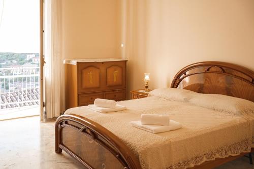 una camera da letto con un letto e due asciugamani di Il Girasole a Modica