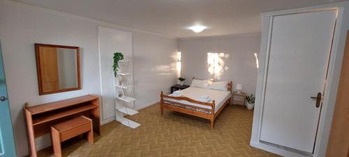 una camera con un letto, uno specchio e un pianoforte di Kerkis Traditional Guesthouse a Drymon