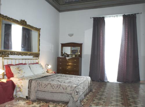 カターニアにあるMontesano Apartment Centro Storicoのベッドルーム1室(ベッド1台、ドレッサー、鏡付)