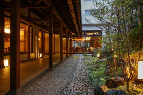 un bâtiment avec une passerelle au milieu dans l'établissement Sarusawaike Yoshidaya, à Nara