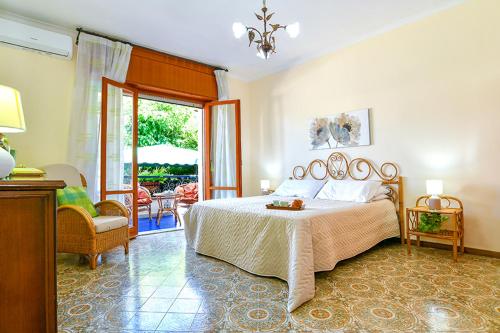 Villa Li Campi في ماسا لوبرينس: غرفة نوم مع سرير وغرفة معيشة