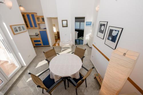 - une salle à manger avec une table et des chaises dans l'établissement Julija Crnic, à Barbat na Rabu