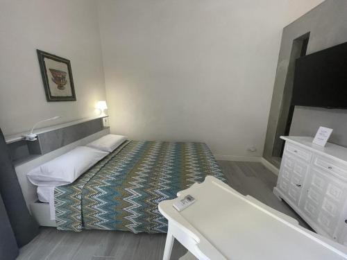 Habitación de hotel con cama y escritorio en Borgata di Levante, en Siracusa
