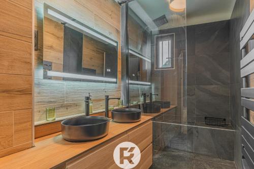 Baño con 3 lavabos y una fila de espejos en R'Apparts T4 Urban Loft, en Noyarey
