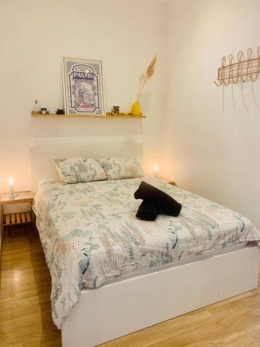 une chambre avec un lit avec un animal en peluche dessus dans l'établissement Un havre de paix marseillais, à Marseille