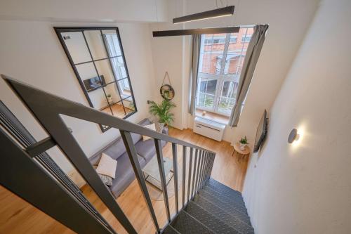 einen Blick über eine Treppe in einem Apartment in der Unterkunft Queen Barbora Central Lofts in Kaunas