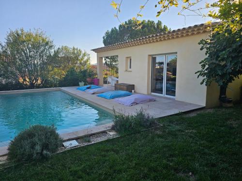 une maison avec une piscine dans une cour dans l'établissement Chambre d'hôte Villelaure, à Villelaure