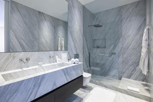 y baño con lavabo, aseo y ducha. en Barbaros Reserve Bodrum Residences Managed by Kempinski, en Bodrum City