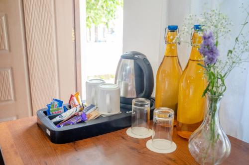 Nápoje v ubytování DhanRains Moonlight Retreat Cottages