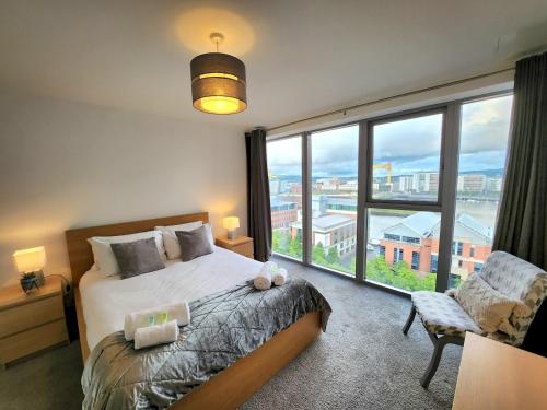 Krevet ili kreveti u jedinici u objektu Pass the Keys Stunning Penthouse with Balcony Sunset Views