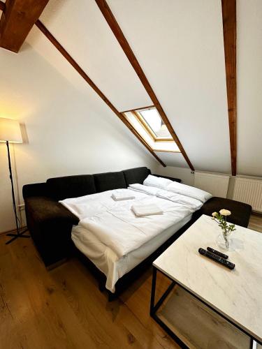 1 dormitorio con 1 cama grande y 1 mesa en 2-Zimmer im Herzen von Göttingen, en Gotinga