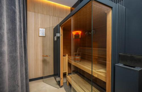 uma casa de banho com uma cabina de duche em vidro e um WC. em Ilonn Boutique Limanowskiego em Poznań