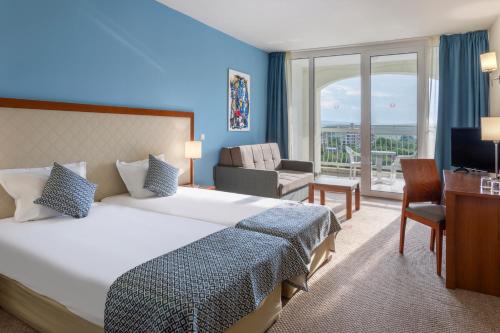 A bed or beds in a room at Sol Luna Bay All Inclusive