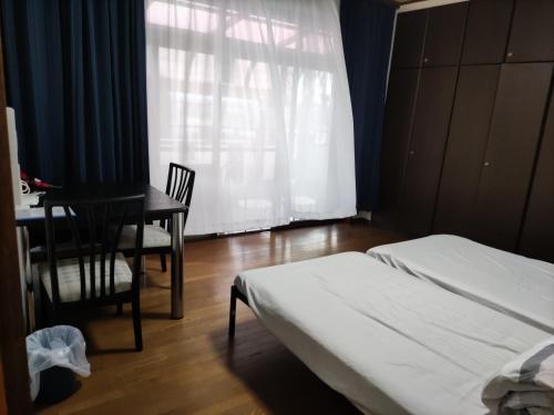 Una cama o camas en una habitación de 和室+洋室+日本酒飲放題/Premier Guest House
