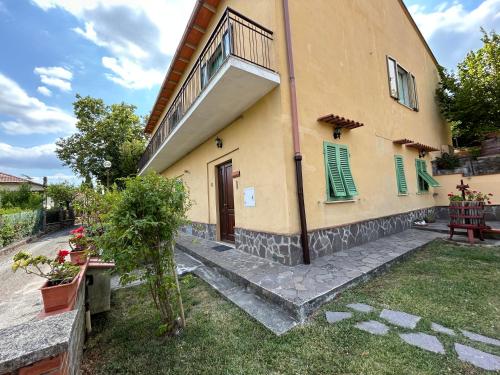 a house with green shutters on the side of it at Appartamento Bellavista in Saline