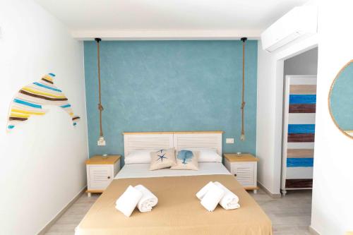1 dormitorio con 1 cama y 2 mesitas de noche en I Catui dei Marinai, en Diamante