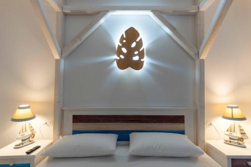 una camera con un letto con un testata e due lampade di I Catui dei Marinai a Diamante